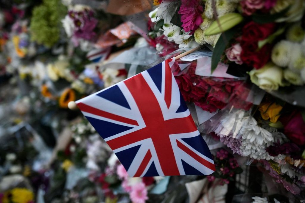 Homenagem em frente ao Palácio de Buckingham pela morte de Elizabeth 2ª