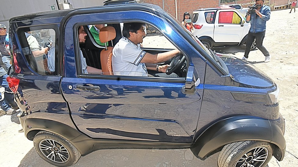 Morales en un auto eléctrico