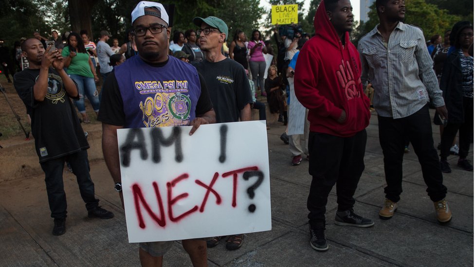 Протестующие присутствуют на демонстрации против жестокости полиции в Шарлотте, Северная Каролина, 21 сентября 2016 г., после застреленного накануне Кейта Ламонта Скотта