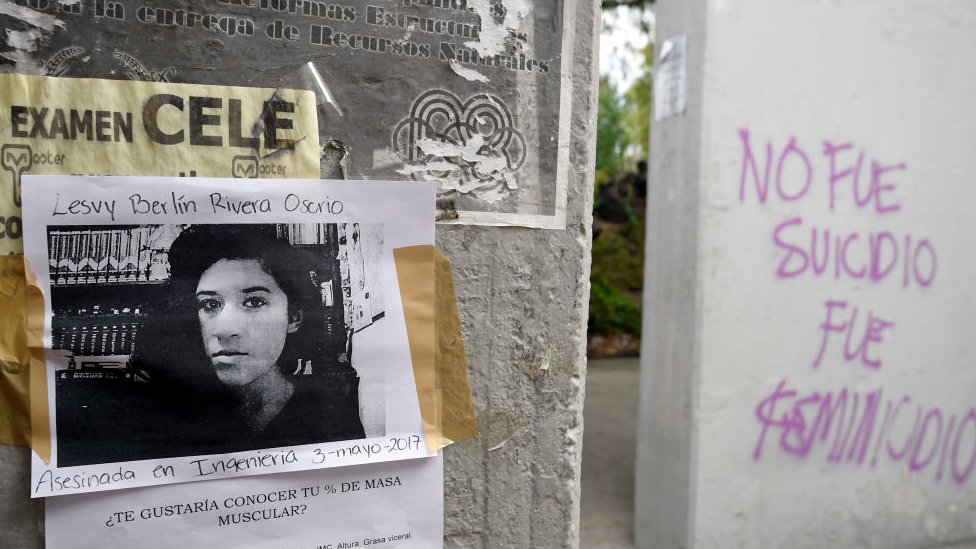 La muerte de Lesvy Berlín Osorio también causó indignación particularmente porque la Procuraduría la catalogó de suicidio. Foto de Lesvy Berlín Osorio y grafiti afirmando que su muerte no fue un suicidio