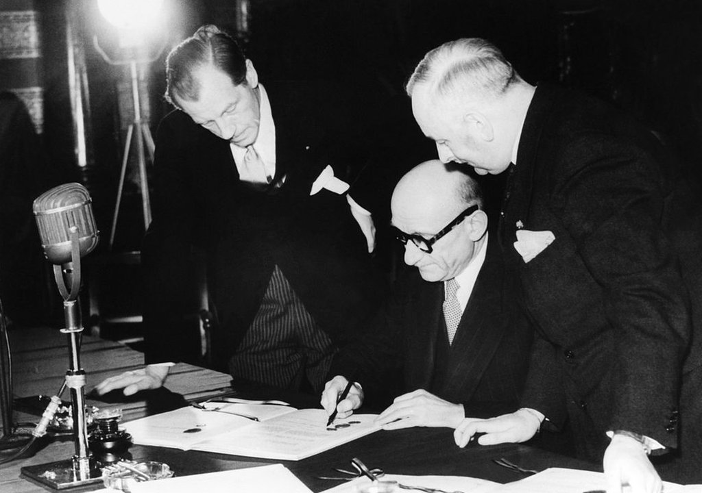 Robert Schuman firmando un documento