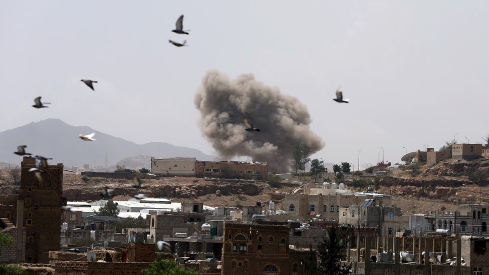 Дым поднимается над Саной, Йемен, после сообщения о воздушном ударе (30 марта 2020 г.)