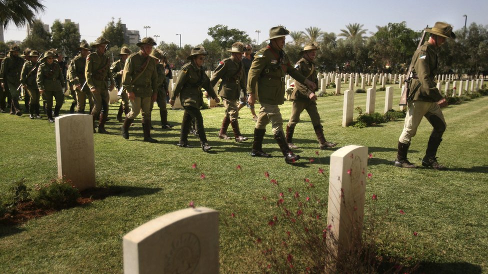 En 2007, miembros de la Guaria de Honor de Infantería Australiana desfilaron en Beersheba al cumplirse el 90 aniversario de la batalla. Soldados vestidos con uniforme de la Primer Guerra en Beersheba en el 90 aniversario de la batalla.