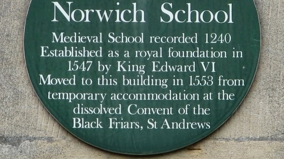 Мемориальная доска, показывающая историю Норвичской школы