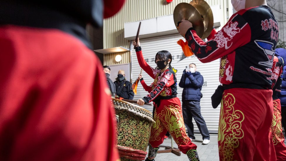 農曆新年期間，一些表演者在日本橫濱演街頭參加慶祝活動。