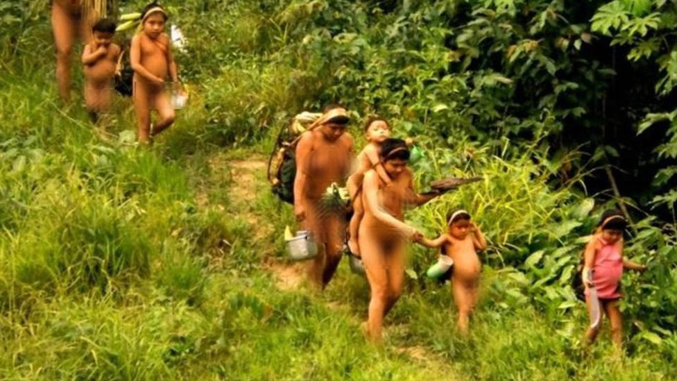 Indios caminando desnudos