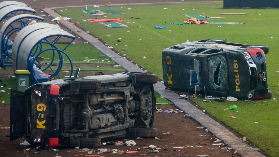 [출처: EPA] 칸주루한 축구장 내 경찰 차량이 파손된 채 널브러져 있다
