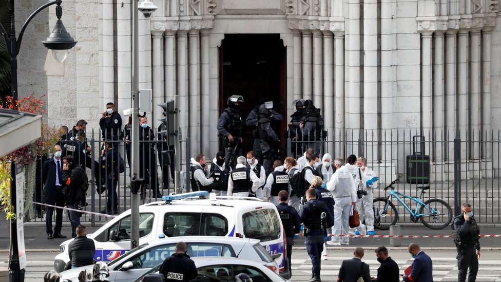 قوات الأمن والشرطة في موقع هجوم نيس