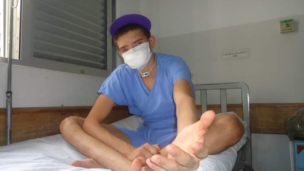 En una foto antigua, Samuel posa en una cama de hospital.
