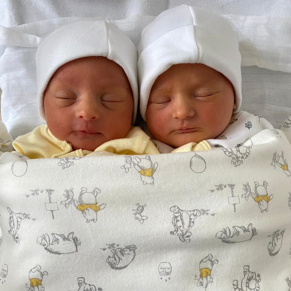 Новорожденные близнецы Иден и Инди.