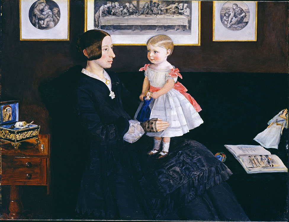Lo rechazado y lo anhelado en este cuadro de John Everett Millais "Sra. James Wyatt Jr y su hija Sarah". Ellas están una escena cotidiana, pintada con atención al detalle, mientras que en la pared cuelgan reproducciones de los antiguos maestros: "La última cena" de Miguel Angel y "Madona de la Sedia" y "Alba Madona", de Rafael. (De 1850, óleo en caoba, 35,3 x 45,7 cm. © Tate, London). John Everett Millais "Sra. James Wyatt Jr y su hija Sarah" 1850, óleo en caoba, 35,3 x 45,7 cm. © Tate, London