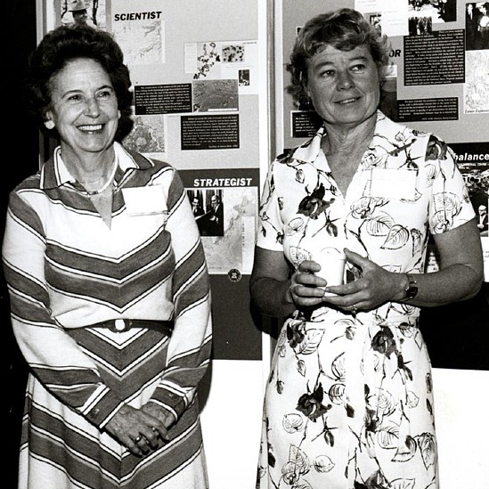 Norwood con la esposa del científico William Pecora, Ethelwyn, en 1979