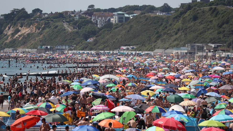 Bournemouth beach: 'Major incident' as thousands flock to ...