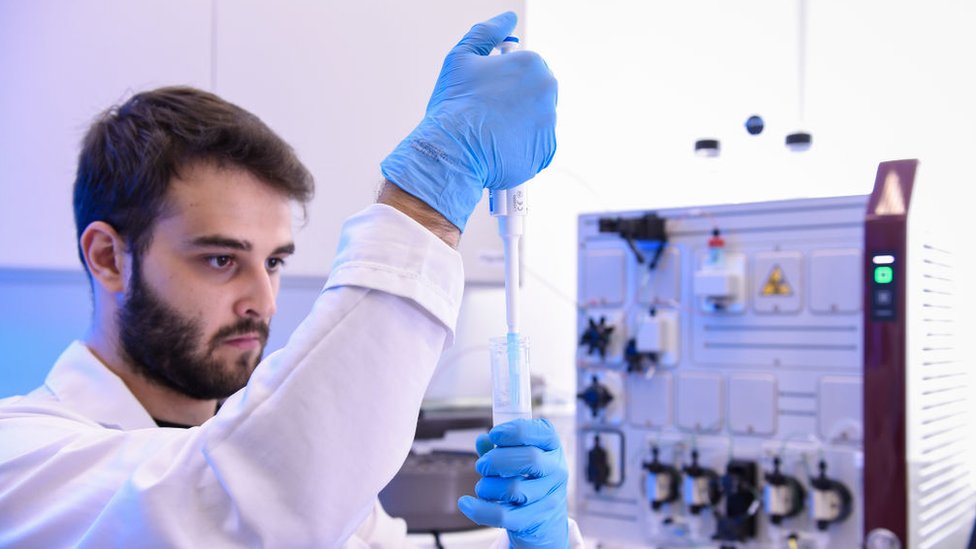 Ilmuwan di laboratorium tengah melakukan penelitian vaksin.