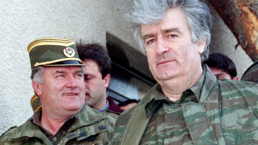 Radovan Karadzic (derecha) y su general Ratko Mladic