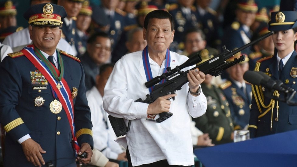 El presidente Rodrigo Duterte con un rifle
