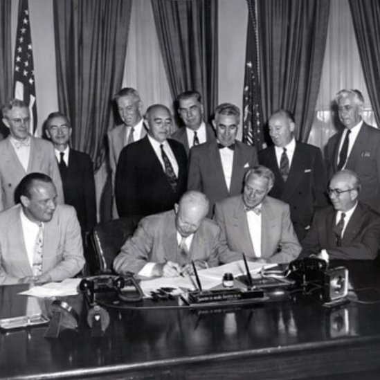 En agosto de 1954, Eisenhower reformó la Ley de Energía Atómica para permitir la exportación de tecnología nuclear.