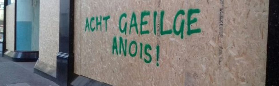 Граффити в Белфасте призывает к ирландскому языку