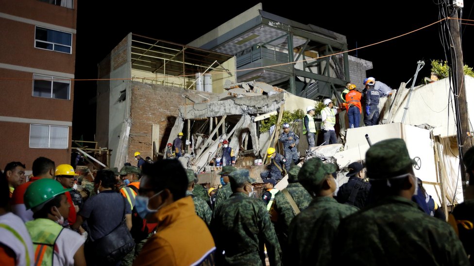La parte derrumbada de la escuela era un edificio de tres pisos en el que se encontraban las aulas de kínder y primaria. La parte derrumbada era un edificio de tres pisos en el que se encontraban las aulas de kínder y primaria.