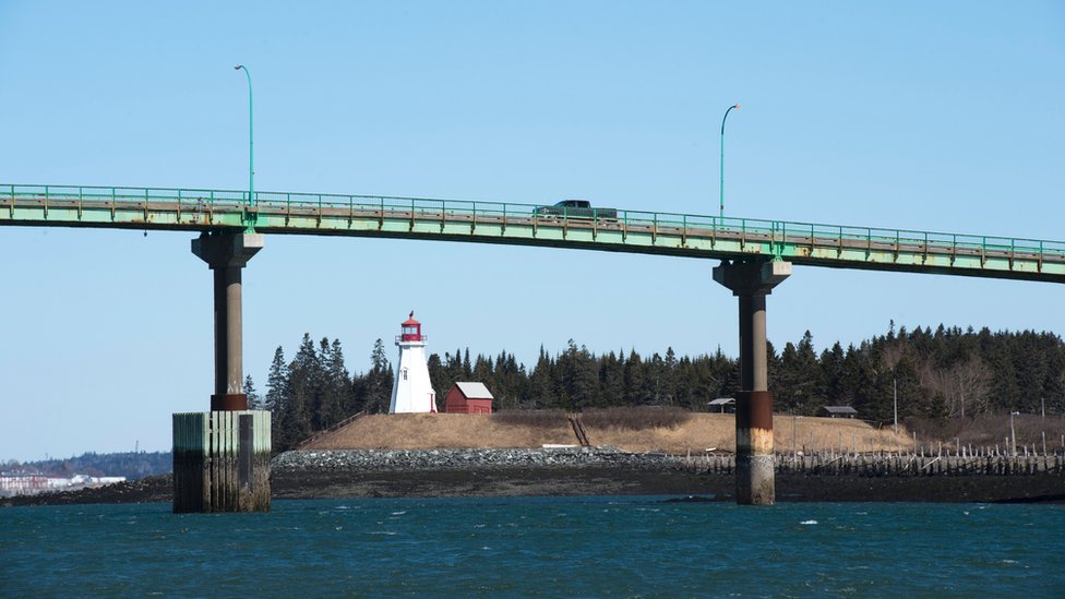 Автомобили пересекают Международный мост между Любеком, штат Мэн (слева) и островом Кампобелло, Канада