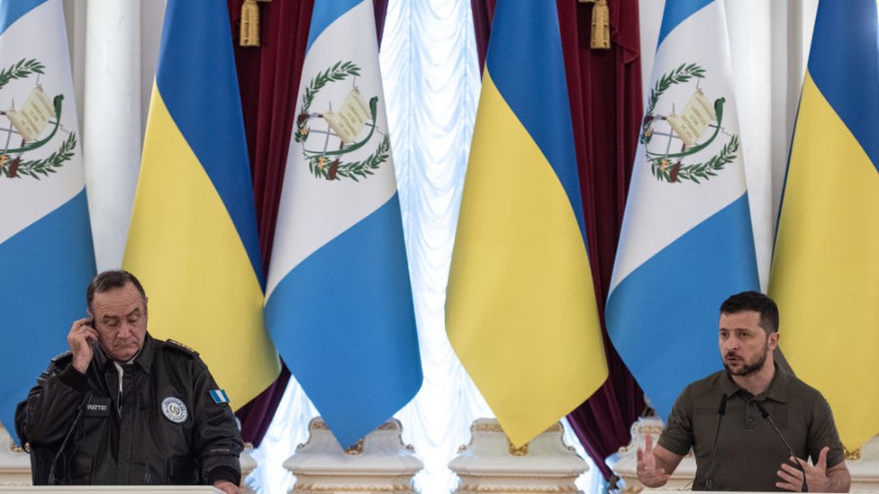 En julio de 2022 se celebró en Kyiv el único encuentro en persona de Zelensky con un presidente latinoamericano al reunirse con su homólogo guatemalteco Alejandro Giammattei.