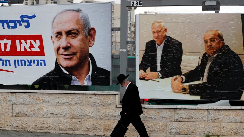 Мужчина проходит мимо агитационных плакатов в Иерусалиме (фото из архива)