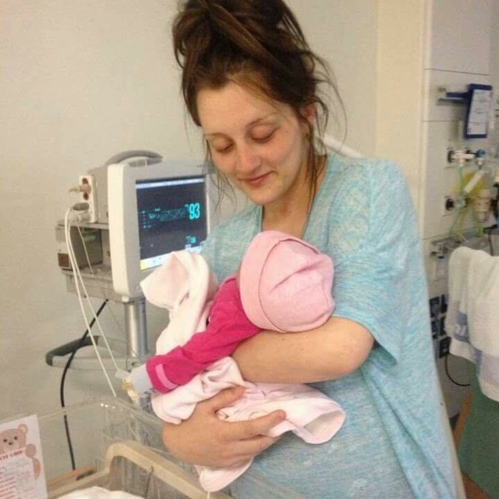 Emma-Jayne Magson con su hija