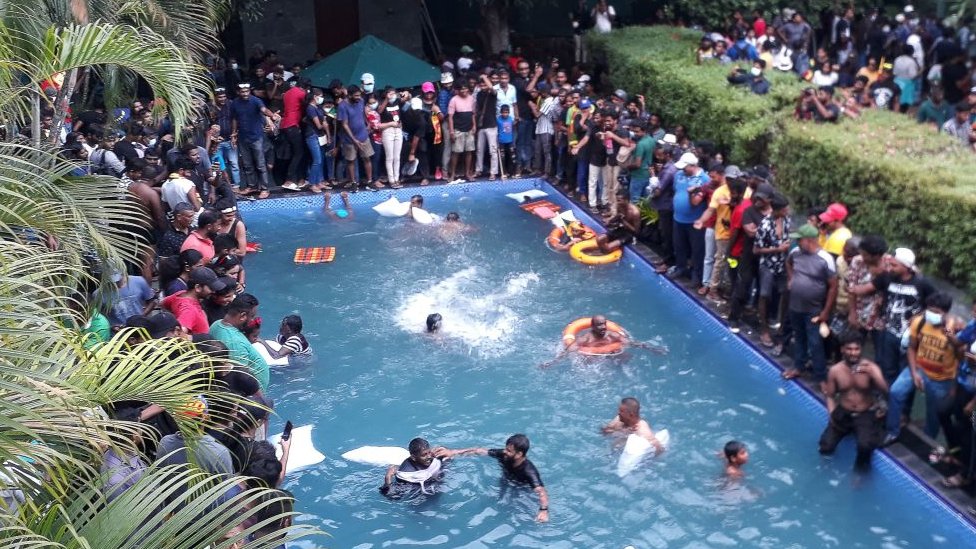 Piscina do palácio residencial em Colombo, tomada por manifestantes.