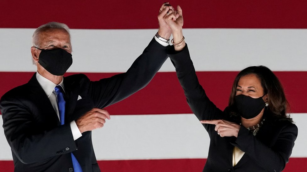 El candidato presidencial demócrata y exvicepresidente Joe Biden y la senadora estadounidense y candidata demócrata a vicepresidenta Kamala Harris celebran fuera del Chase Center después de que Biden recibió la nominación de presidente demócrata de 2020 durante la Convención Nacional Demócrata 2020 en gran parte virtual en Wilmington, Delaware, EE. fue adoptado el 20 de 2020