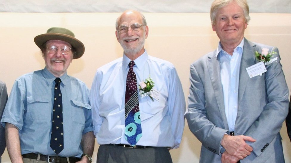 Jeffrey Hall, Michael Rosbash, y Michael Young empezaron sus investigaciones del ritmo circadiano en los años 80. Jeffrey Hall, Michael Rosbash y Michael Young.