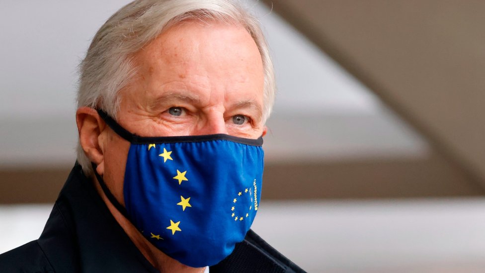 Главный переговорщик ЕС Мишель Барнье в маске идет в конференц-центр, чтобы продолжить переговоры по торговой сделке между ЕС и Великобританией в Лондоне 9 ноября 2020 года.