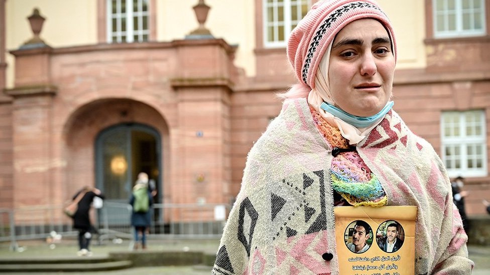 Mujeres protestan frente al tribunal donde se juzga a Anwar Raslan.