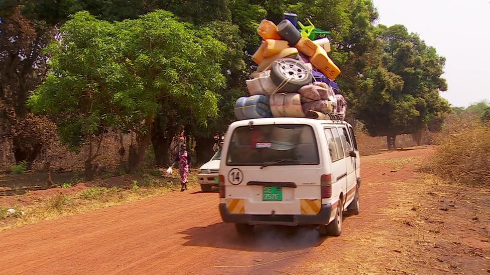 Микроавтобус уезжает из Йеи в Южный Судан