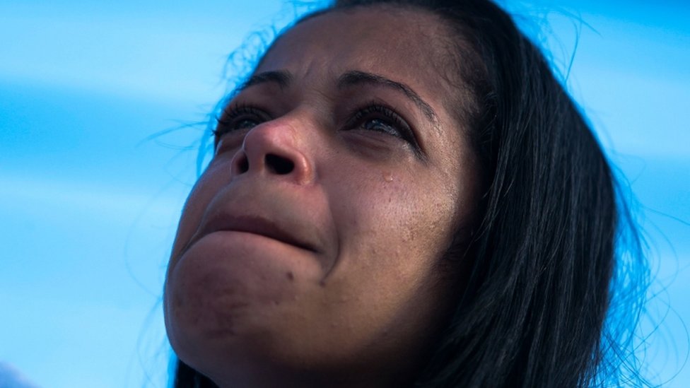 Бразильянка Джойс да Силва душ Сантуш, мать подростка Гильерме Силва Гедес, пропавшего в Вила-Клара, плачет во время акции протеста и мессы против его смерти в Сан-Паулу, Бразилия, 21 июня 2020 года