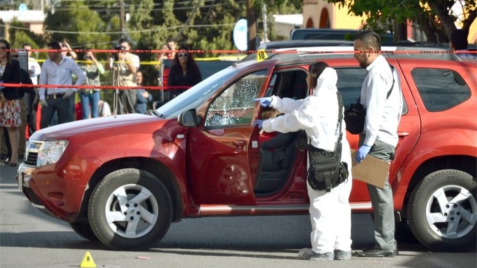 Mexican forensic experts inspecting journalist Miroslava Breach's vehicle at the crime scene (23/03/2017)
