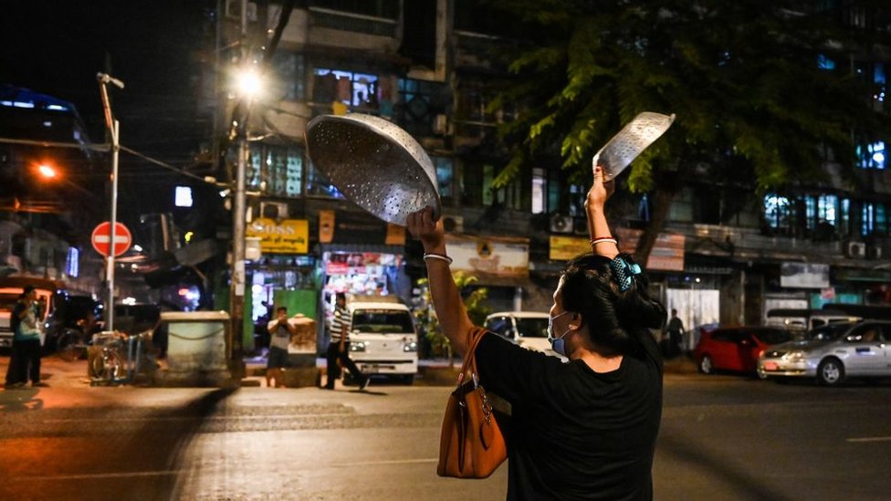 mujer protestando en Yangón