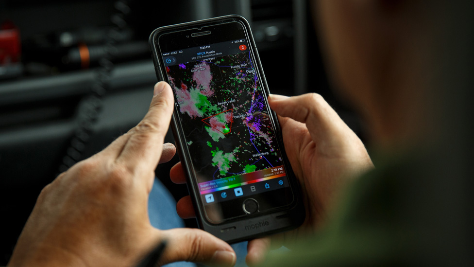 Mientras el huracán es fácil de pronosticar, el tornado es casi imposible de prever. Celular con pronostico del clima