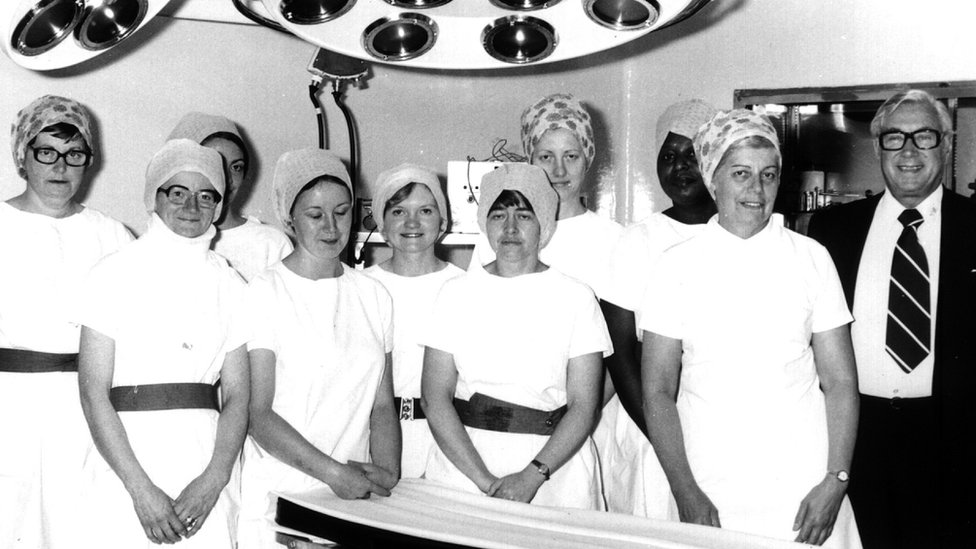 Патрик Стептоу с Мюриэл Харрис (спереди справа) и группой медсестер, чье участие в первые дни ЭКО было бесценным