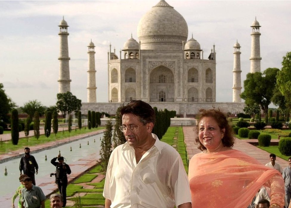 Президент Пакистана Первез Мушарраф и его жена Себха покидают Тадж-Махал 17 века 15 июля 2001 года в Агре.