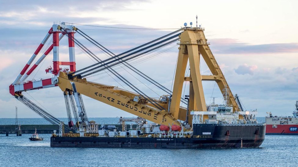 Massive crane arrives for Aberdeen offshore wind farm work - BBC News