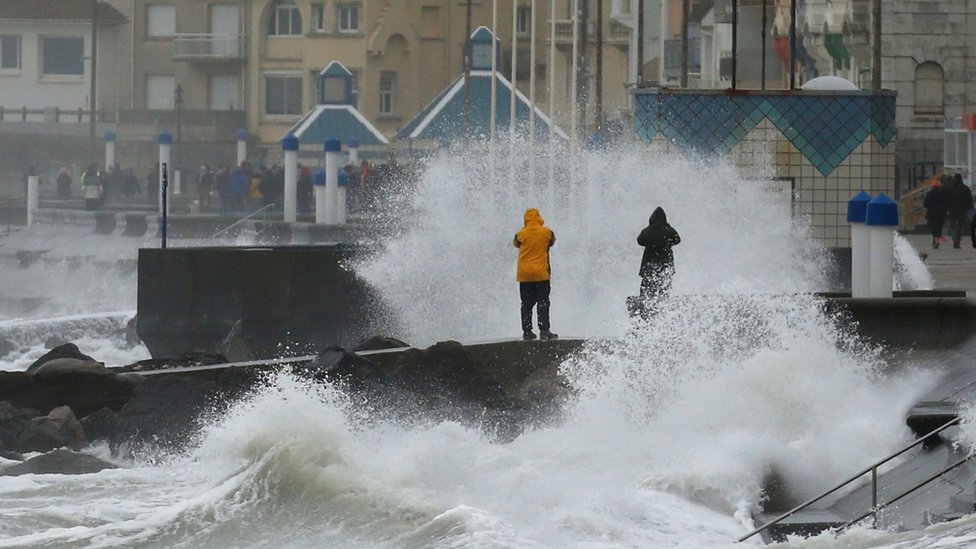 Волны разбиваются о волнорез во время Storm Ciara в Вимере, Франция