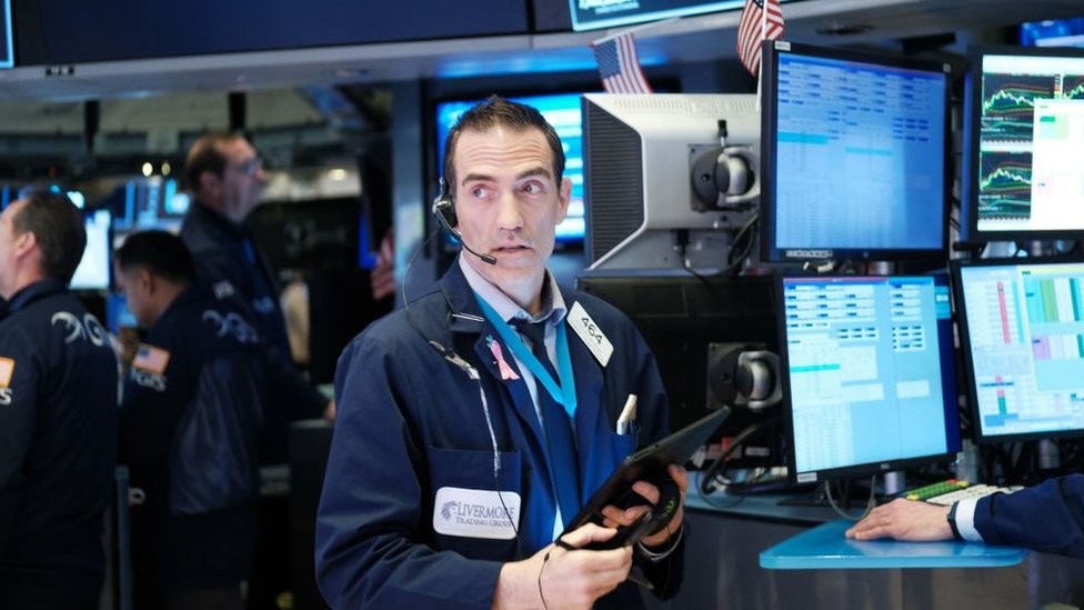 Трейдеры работают на площадке Нью-Йоркской фондовой биржи (NYSE) 16 марта 2020 года в Нью-Йорке.
