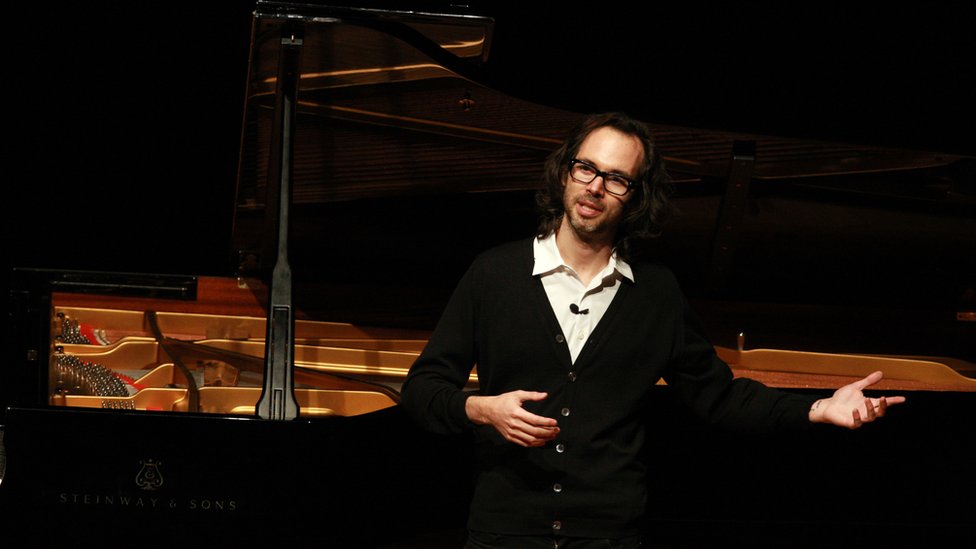En 2010, fue el primer pianista clásico en firmar un contrato con la discográfica de rock más grande del mundo. James Rhodes