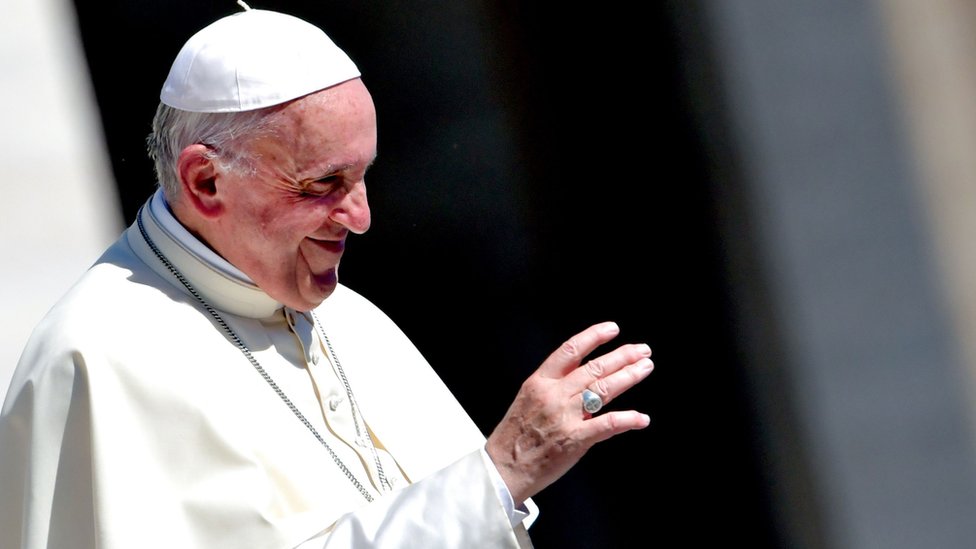 Papa Francis, seleflerine göre LGBT bireylere karşı çok daha ılımlı bir dil kullanıyor