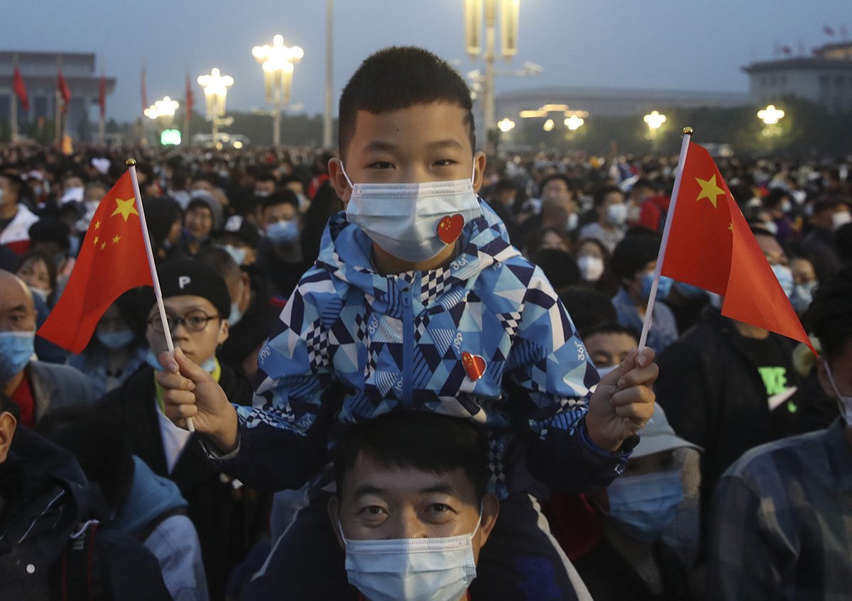 中國民眾在國慶節前往北京天安門廣場觀看升旗。