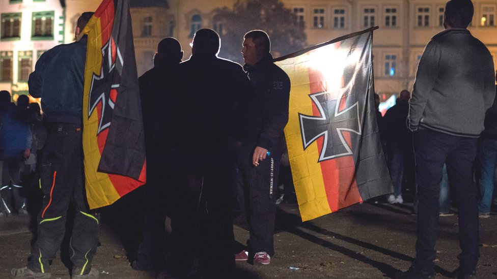Los simpatizantes de la formación ultraderechista alemana AfD mostraron banderas con la Cruz de Hierro en Erfurt. Seguidores de la AfD en Erfurt.