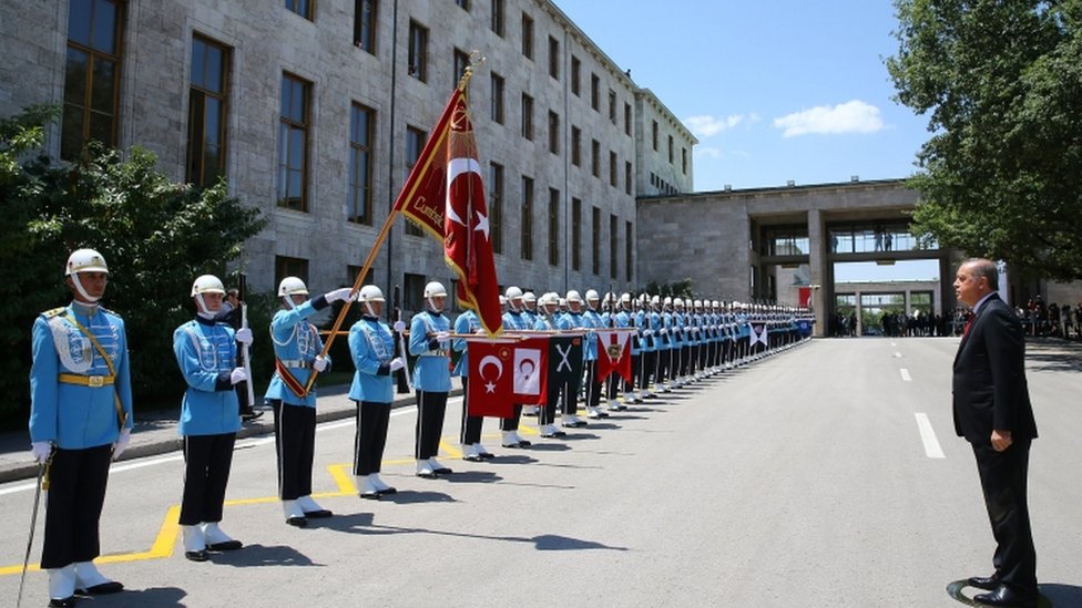 Президент Эрдоган осматривает почетный караул по прибытии на специальную сессию парламента в Анкару