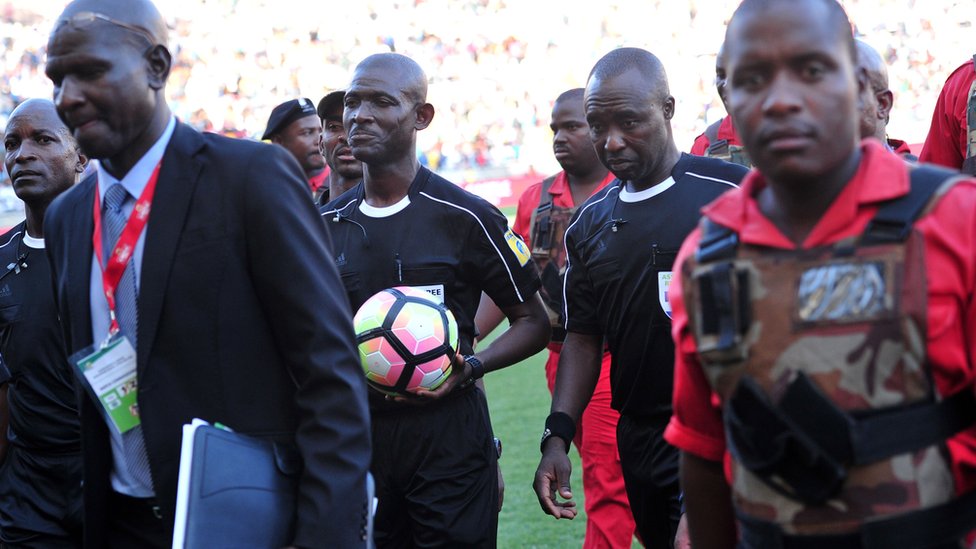 El árbitro salió custodiado del partido. El árbitro salió custodiado del partido.