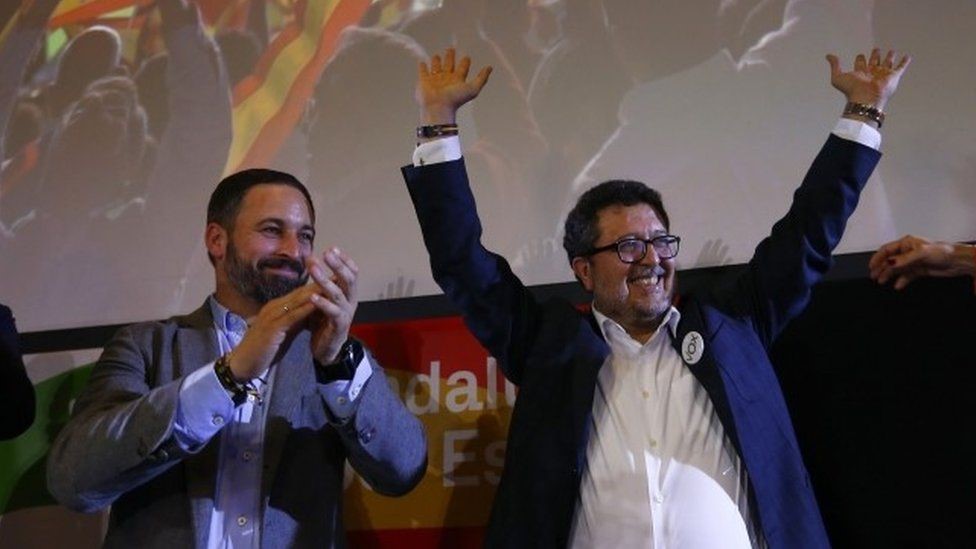 زعيم الحزب سانتياغو أبسكال مع المرشح فرانسيسكو سيرانو يحتفلان بالفوز