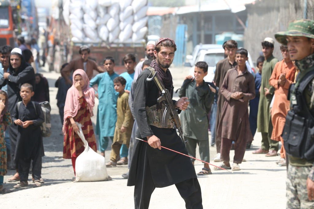 Un miliciano talibán patrulla la frontera en Torkham, 24 de agosto de 2021